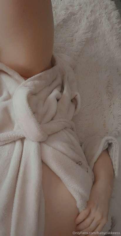 Who loves a lazy day with nothing but a dressing gown on 😈😉🤫