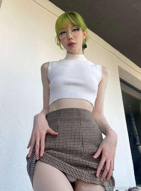 Good morning, dragons! I'm your new teacher 👩‍🏫🔔

#fyp #skinny #egirl #office #skirt #glasses #upskirt