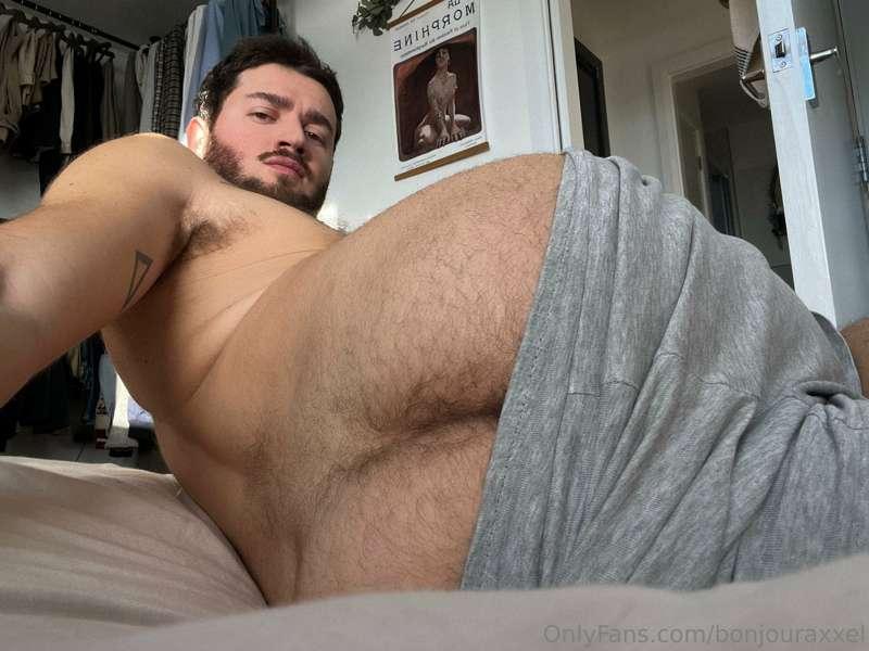 Don’t swipe left or you might cum instantly 💦🍑