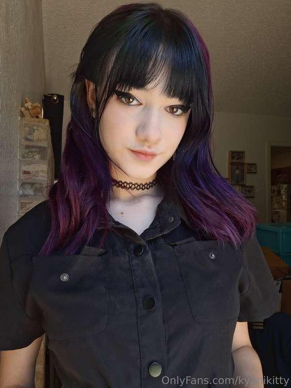 Who asked for a cute gothic girlfriend🖤💜