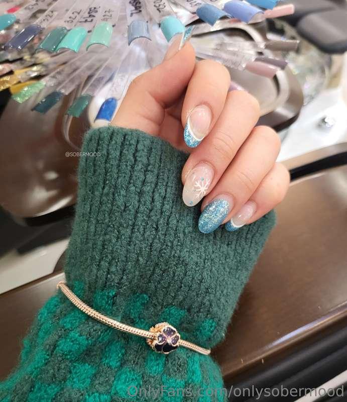 Christmas nails ❄️ 
& my new ownership bracelet from daddy 🥰..