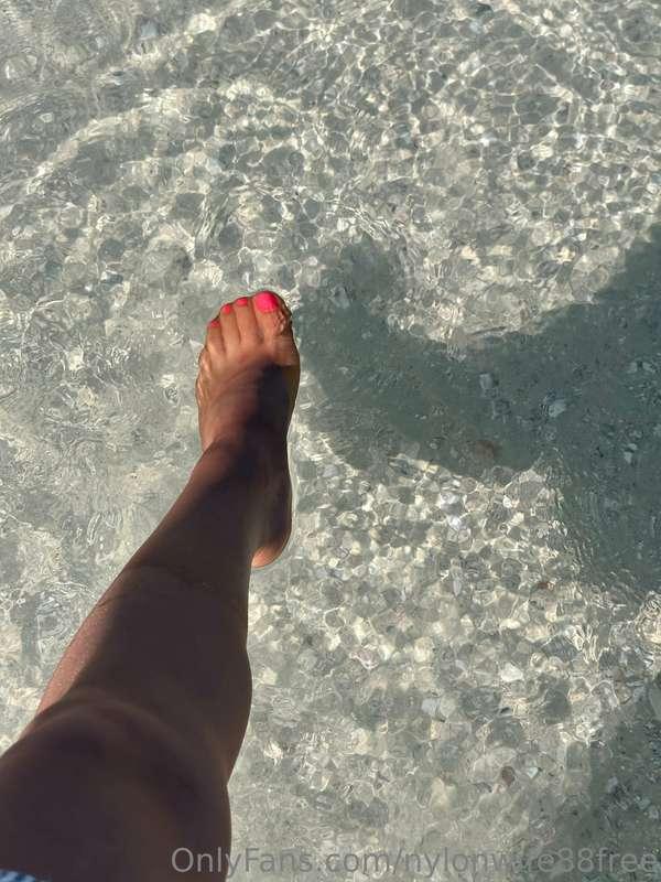 nylonsandfeet image #1