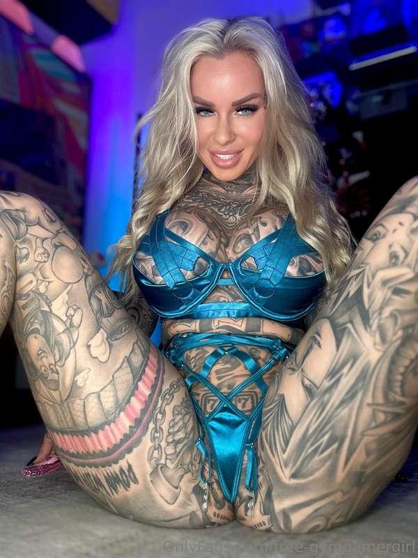 Leg spread for daddy 😋👇🏼