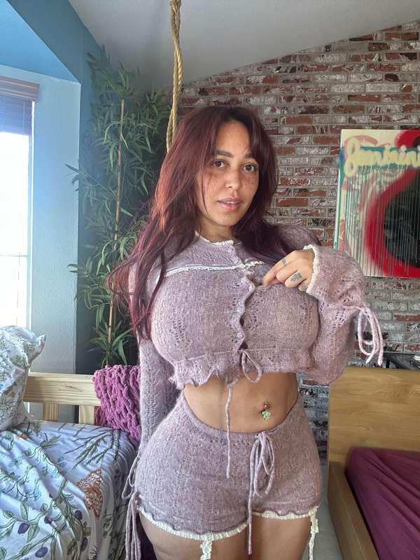 wanna help me take this off :) strip tease + tiddie fucking ..