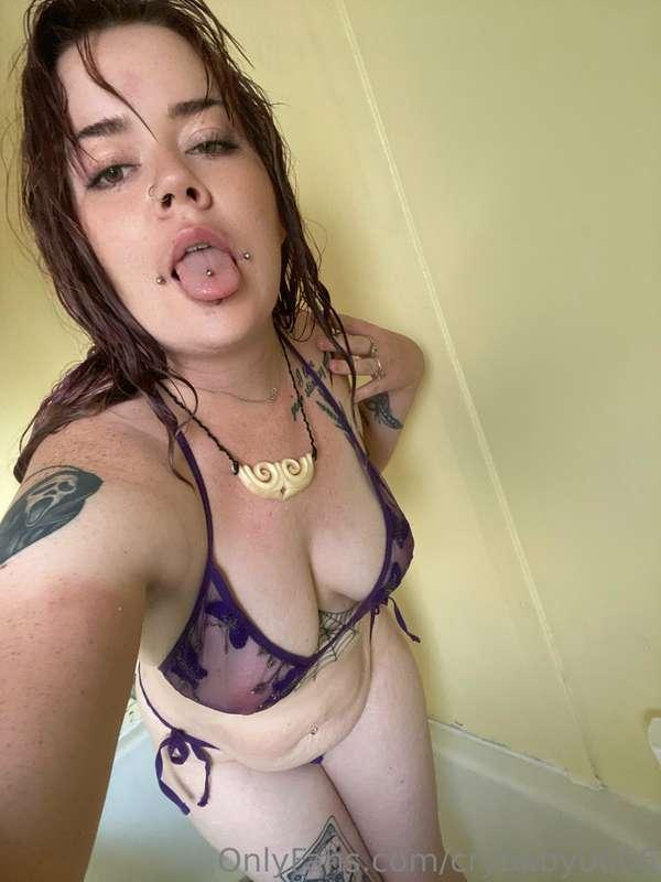 Waiting for someone to pull my hair, will it be you? 🖤