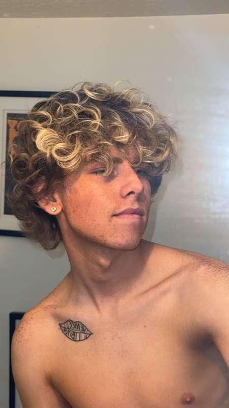 Looking for a hot daddy to come fuck me this Valentines😋