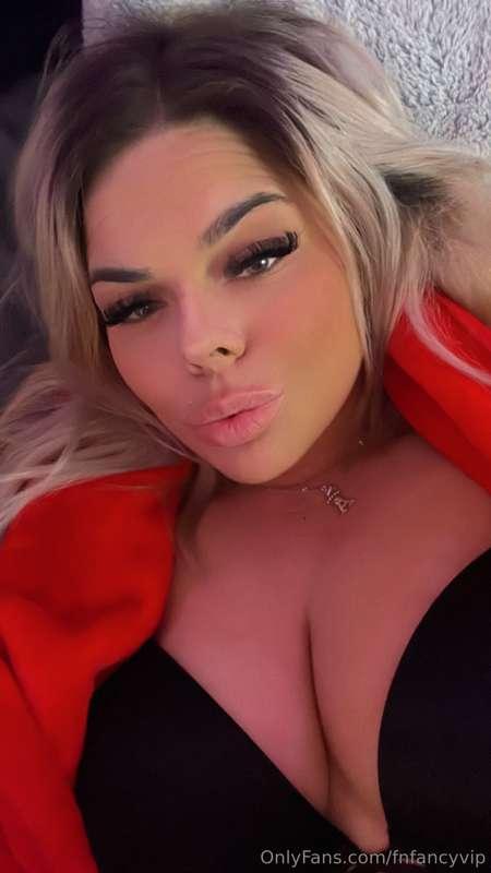 Whoever tips $20 will get a bundle of my new content! 💦