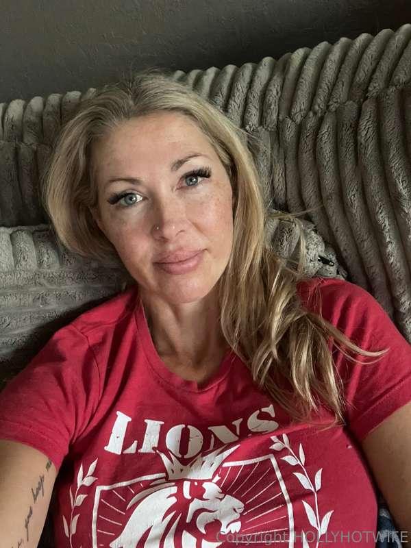 Long day on the golf course so I’m hanging out on the couch ..
