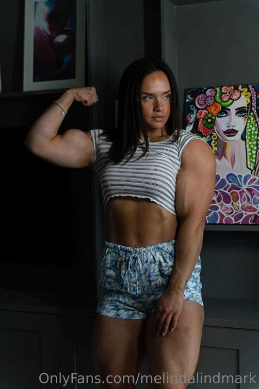 Quads and biceps flexing because I’ll be posting a leg video..