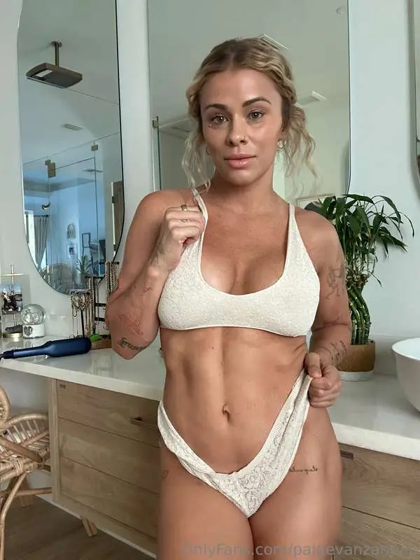 How naughty should I get tonight? 😈 Let me know in our dms....