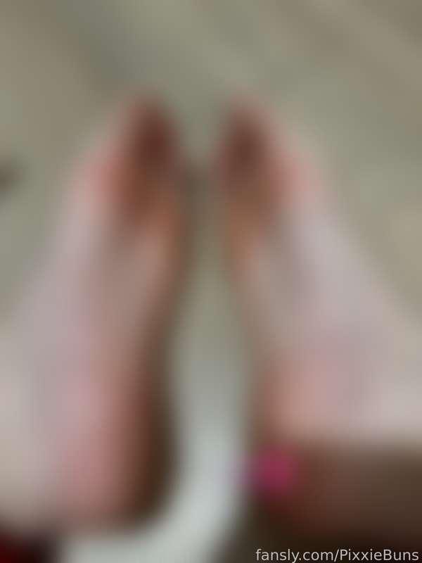 I never wear shoes in my garden btw 🤭 I’m always barefoot

#fyp #feet #dirtyfeet #dirtysoles #toes #bigfeet #footfetish