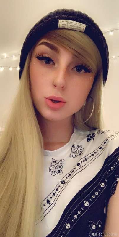 🖤 really workin that MV merch 🍑