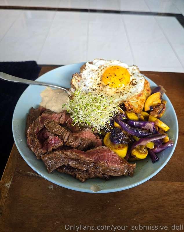 My Saturday brunch 😋 Rare flank steak, parmesan-herb roasted..