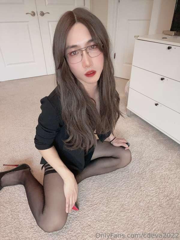 Love black office outfit