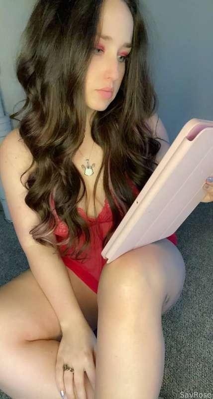 Just me @SavRose looking at my lack of messages today :( 

#public #amateur #girlnextdoor #gamergirl #library #camgirl #bigbooty #blueeyes #bigboobs #thick #thighs #savrose #girlfriend #GFE 