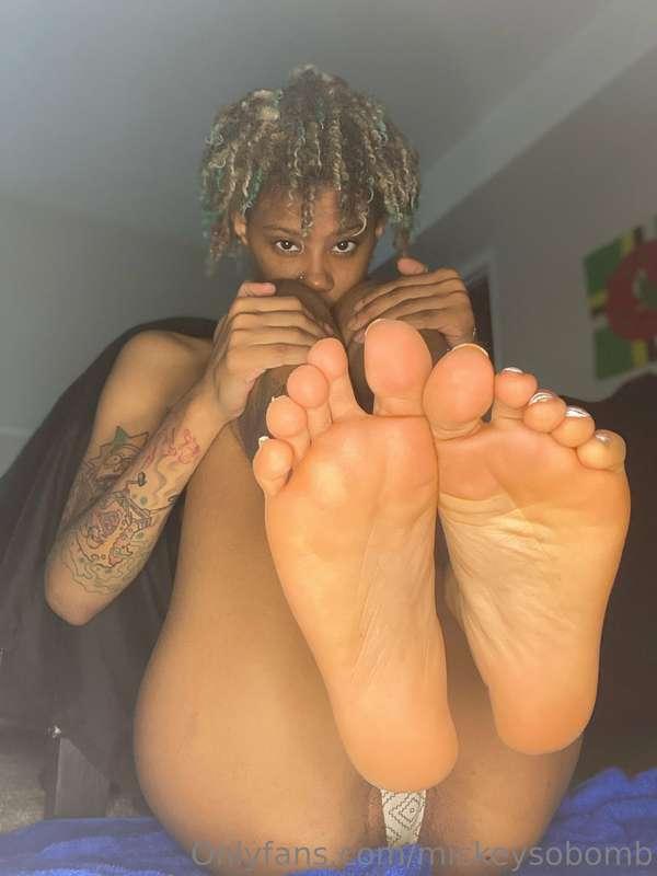 Upload more feet included pictures??