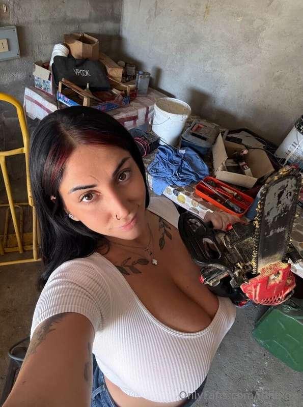 Who says I can’t be handy and hot? 😜