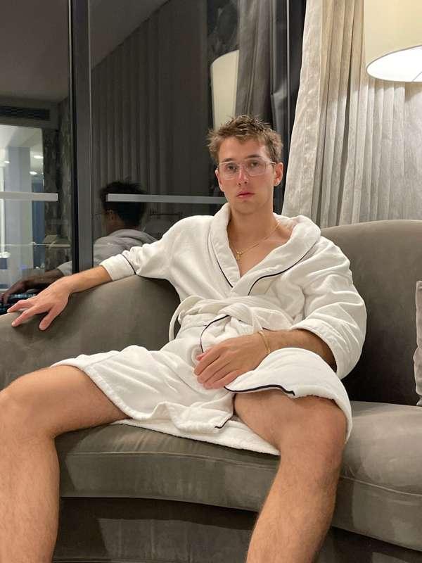 Good afternoon 😈 Who wants to come take off this robe for me..