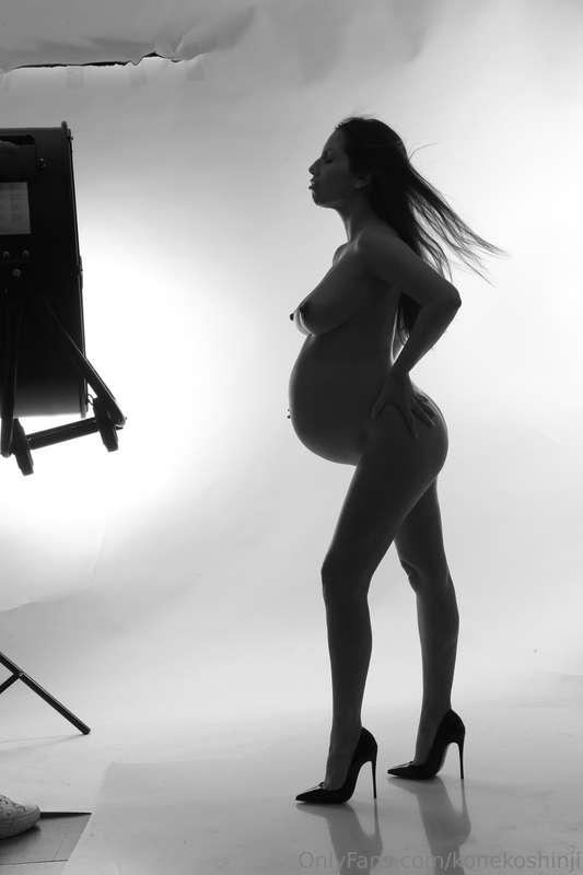 My friend @rosecollis has the hottest pregnant content it’s ..