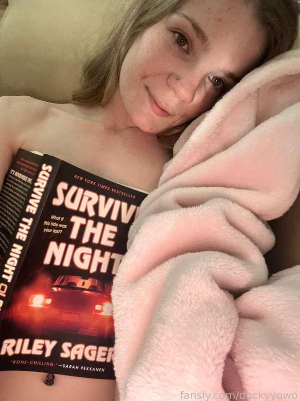 One of my favourite things to do on my downtime is cuddle up and read or listen to an audio book🥰 Would you like to join me?

#reading #petite #smallwaist #smallboobs #hazeleyes #cozy #slut #tinywaist #hobby