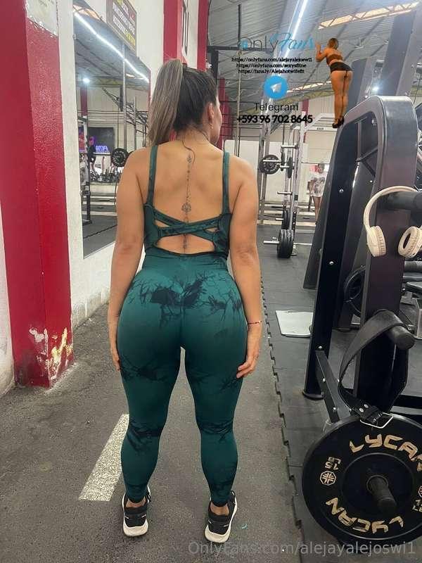 Espero le guste mi espalda bonita noche 😘😘