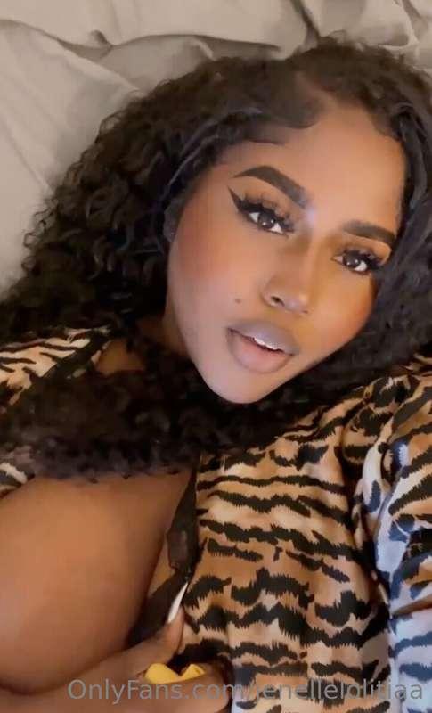 should i be a bad girl or a good girl?? 😈