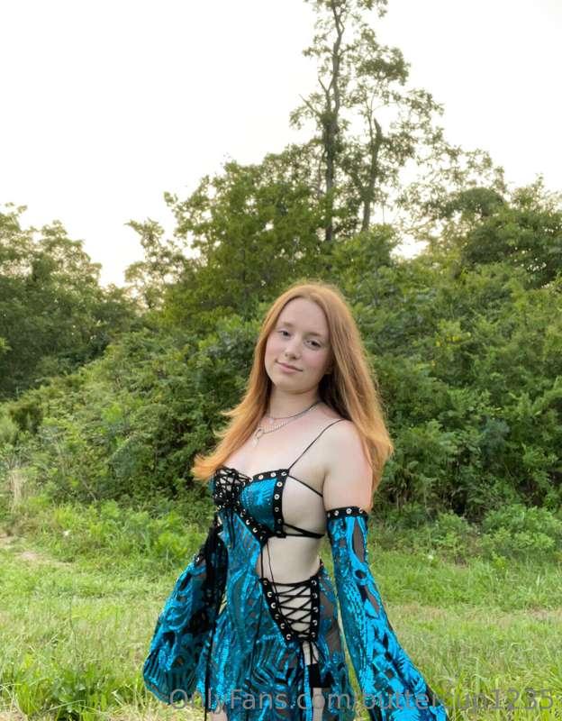 Photoshoot of myself in some rave clothing I took a few days..