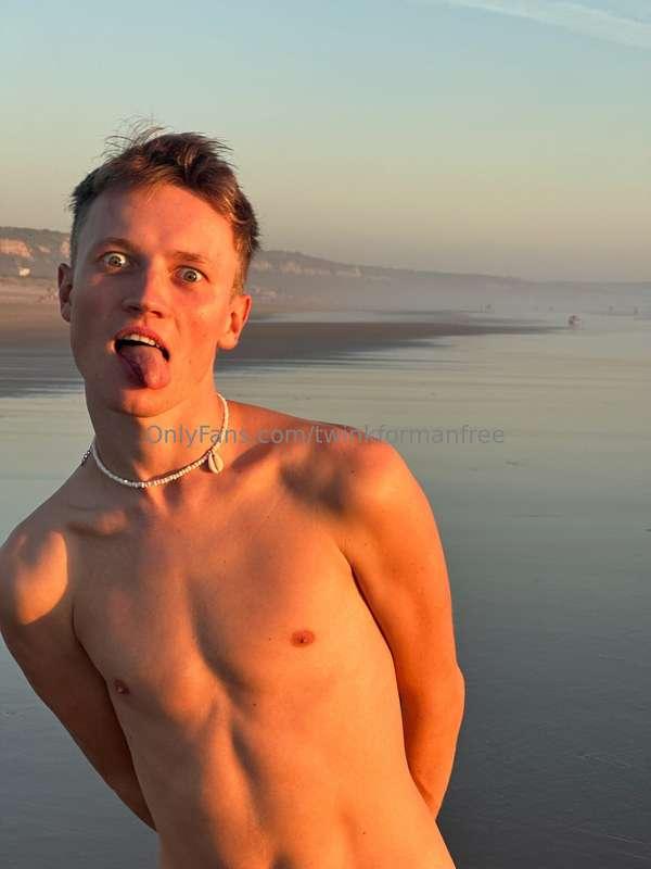 The ocean, the sunset and me 😍And yes, I am completely naked..