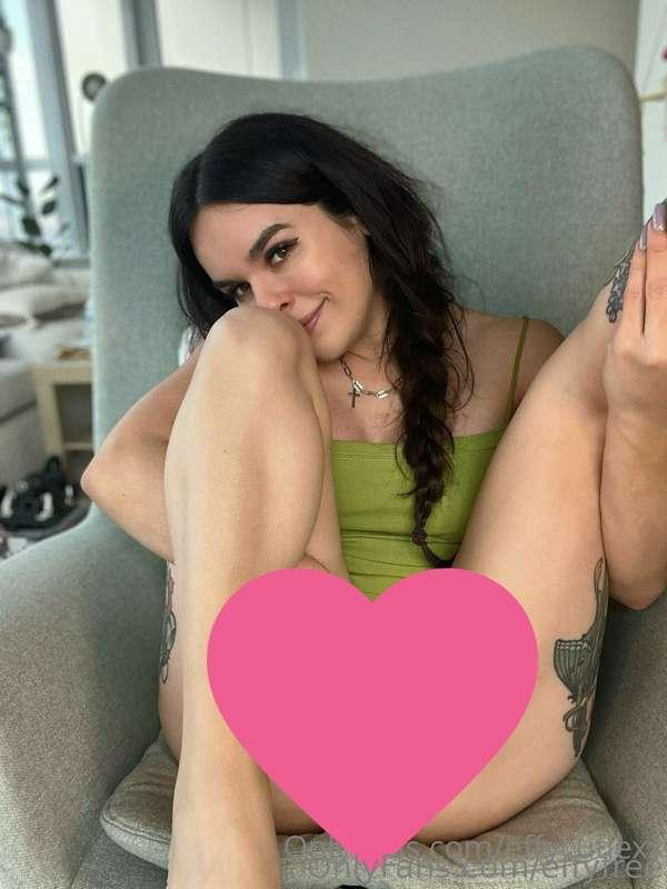 Spreading my pussy open for you🤤