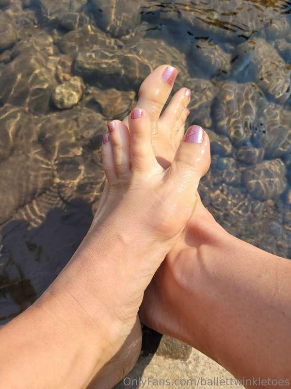 Dipping my toes in a glacier fed river 💦