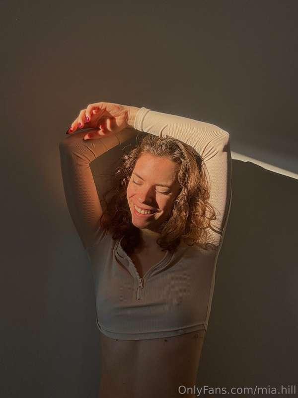 sunset glow, soft smile, and a lil bit of dirty thoughts… 👀