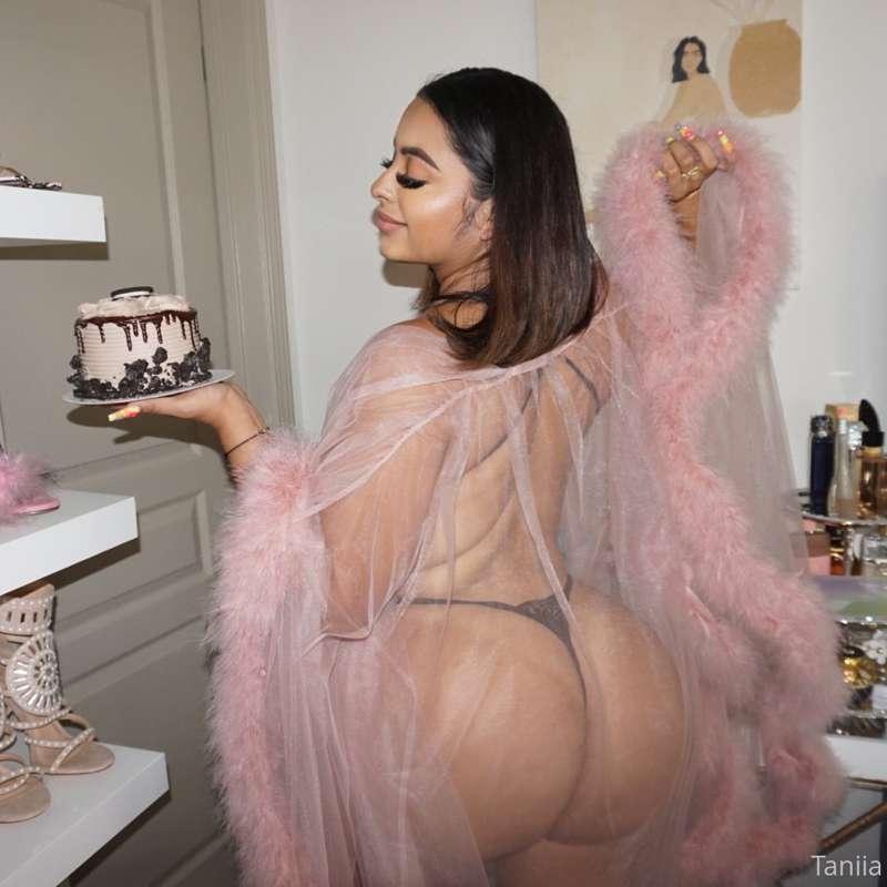 It’s my birthday who wants cake?! 🥳😚🎂