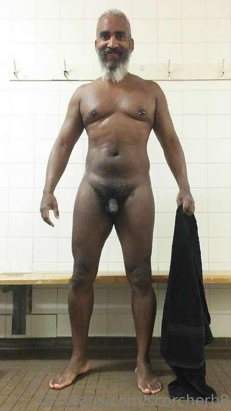 Towel Thursday!  #beard #musculardaddy #gay #feet #gaycruisi..