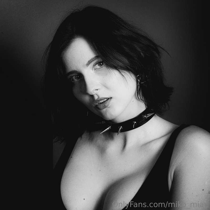 I look soooo cool here. Do you like collars? ^^ Also I hate ..