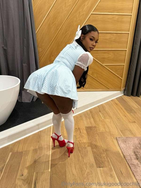 no touching—just looking 🍑👀