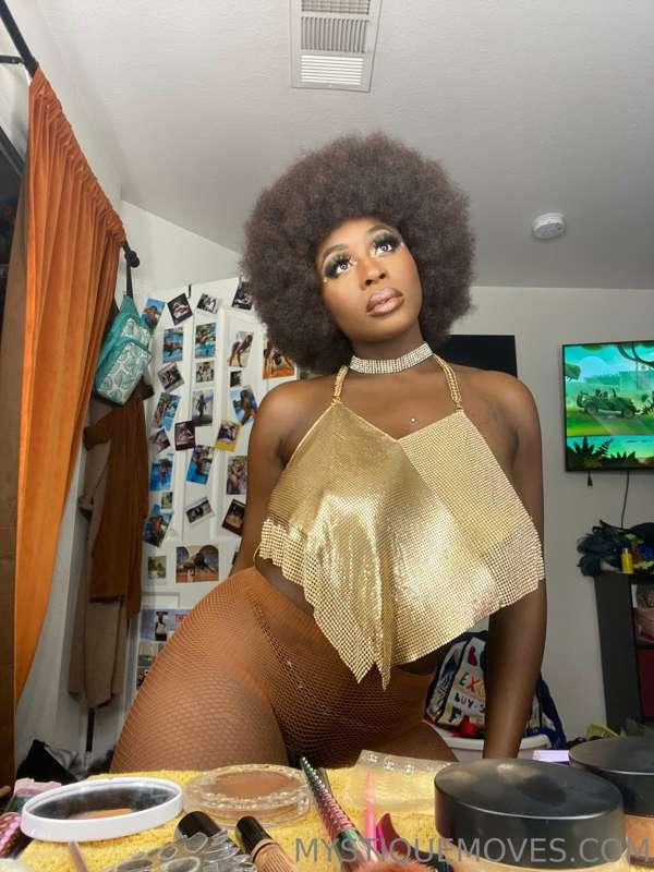 Getting ready for another night of dance 💃🏾 
🪩 Disco themed ..