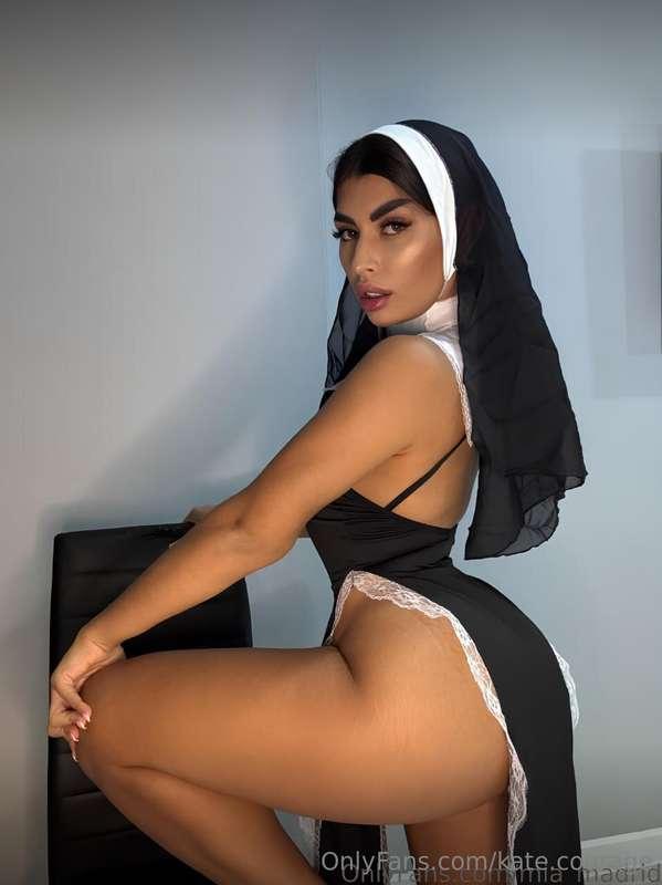 This cutie @mia_madrid knows how to please you with the help..