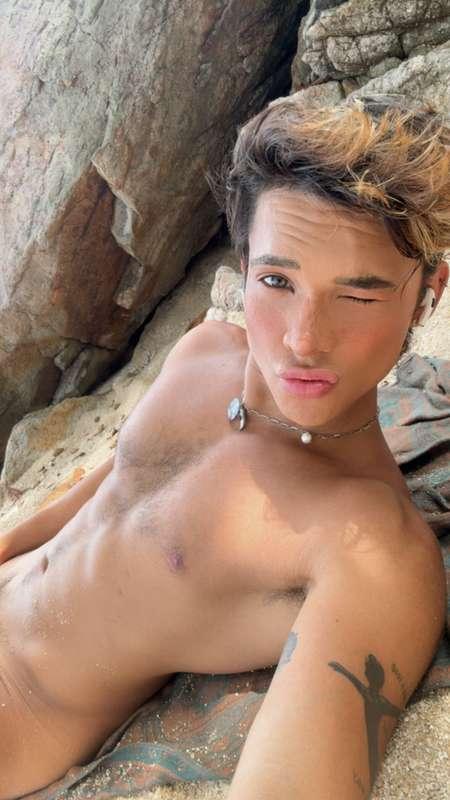 Full naked yoga in a NO naked beach in Thailand 😳 it was a l..
