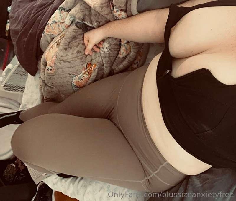 Sometimes my bed be feelin too empty 🥺😈