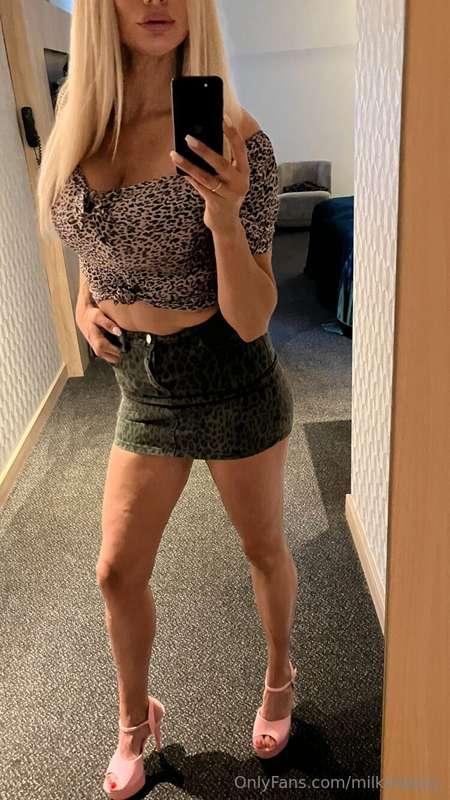 I absolutely love this pink heels..Would you go on a date wi..