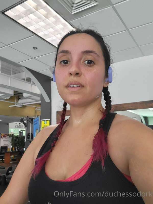 Happy Friday! I spent my afternoon at the gym, so here's som..