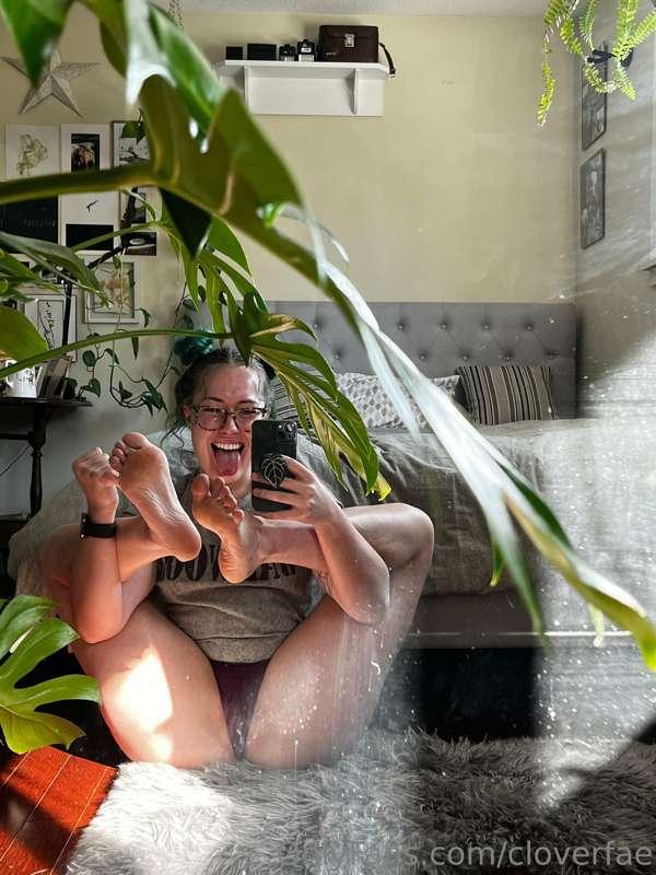 Happy Monday! Here’s some spreadies and feet 👣👣 ➡️