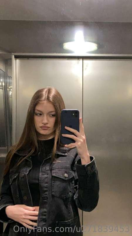 Do you want to be next to me in this elevator?😏😈🔥 @holly_cru..