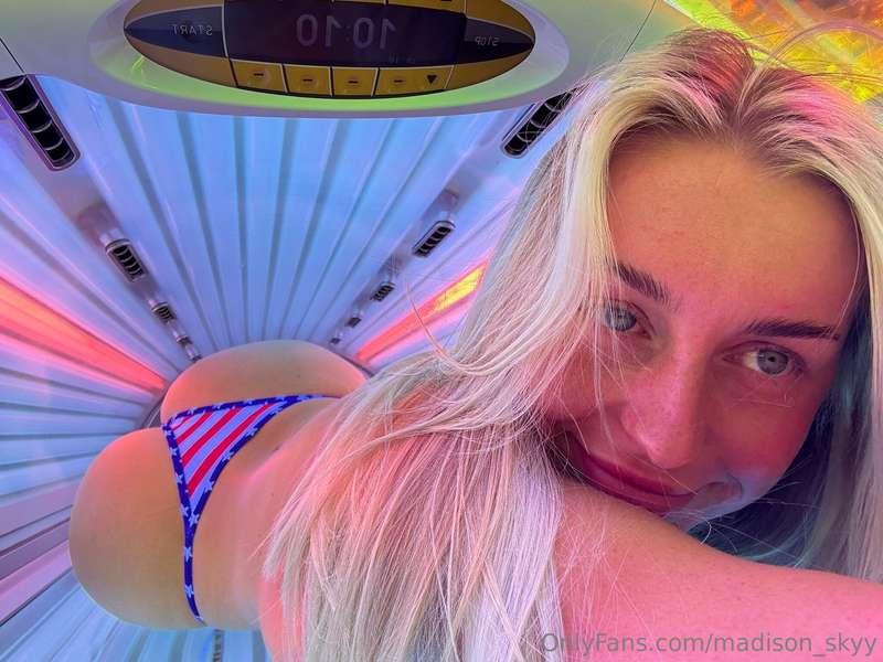Tanning bed selfies 💋
