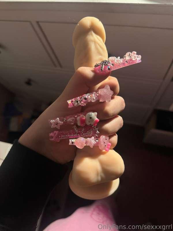 new nail set who wants them around their cock 😉😉