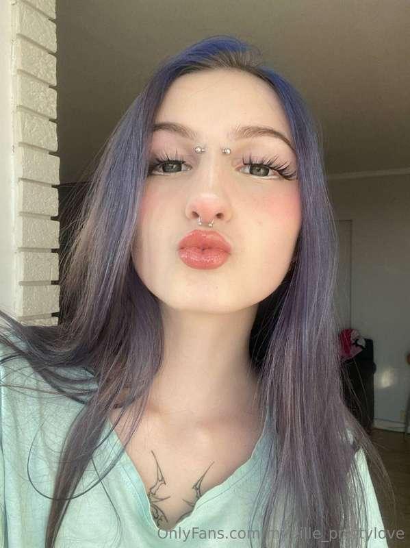 Can you catch my kiss here or on DM?😋💋