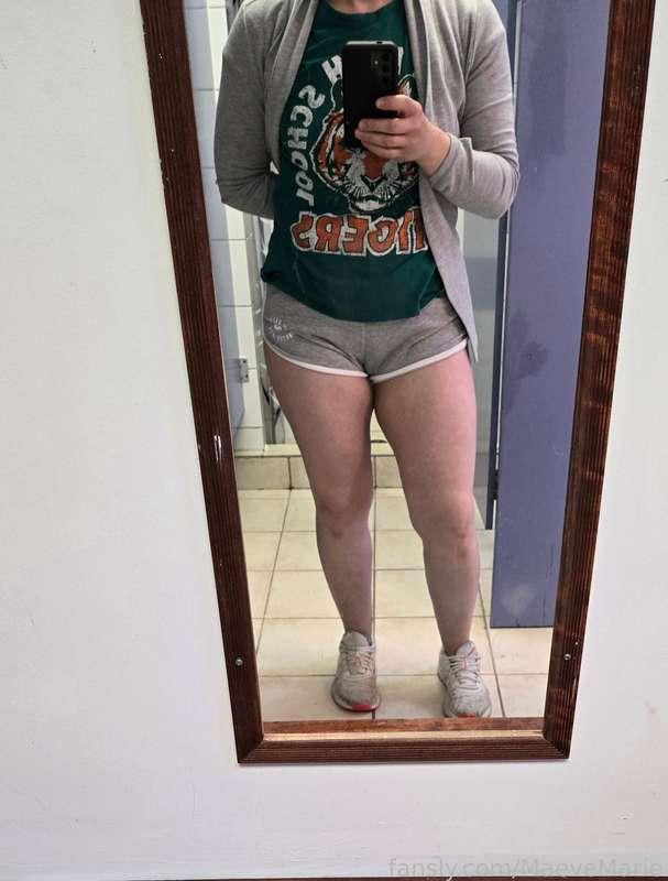 Camping with the kids! Here's my camp-wear.....for the thigh-lovers on here and at the campground 😉.
#thighs #thicc #outfit #camping #legs #sfw #nurse #milf #over30 #slimthick