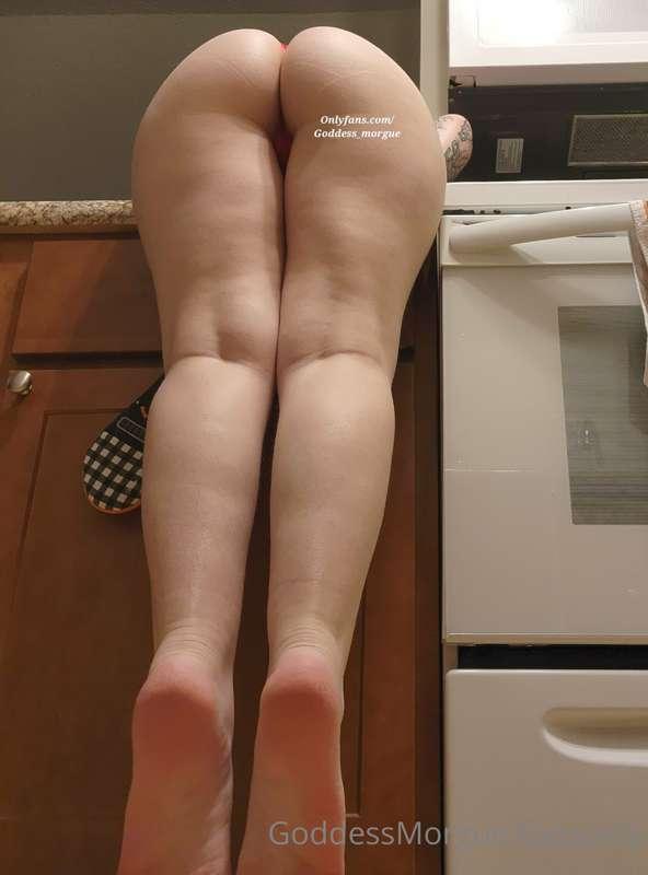 When you wanna fuck your 5' goth gf on the counter but her f..