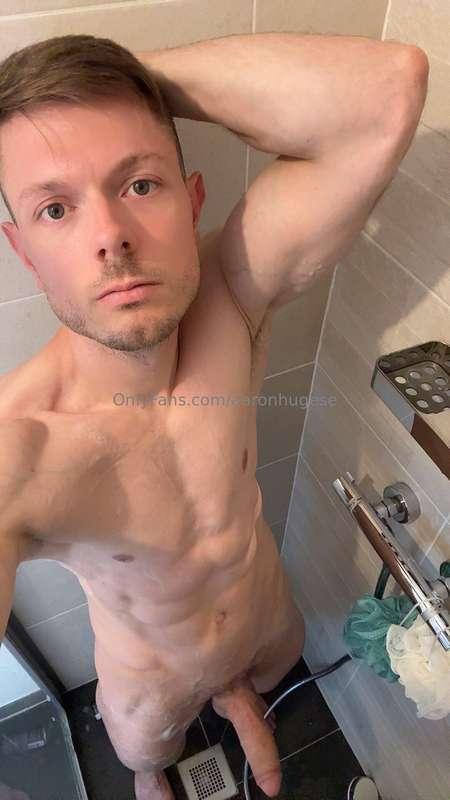 Small shower, huge boner 🍆🫣 Come in...