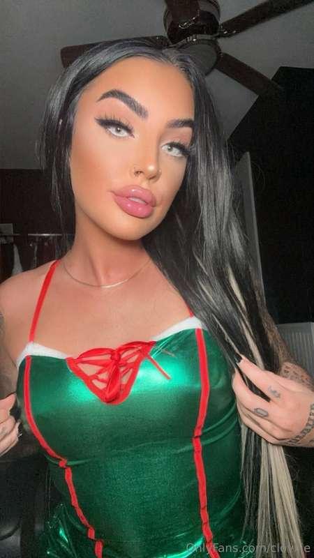 I’ll be your naughty girl for Christmas 🤤